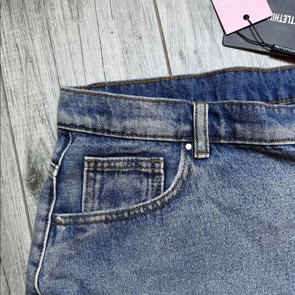 PrettyLittleThing Light Blue Denim Shorts - Picture 3 of 5